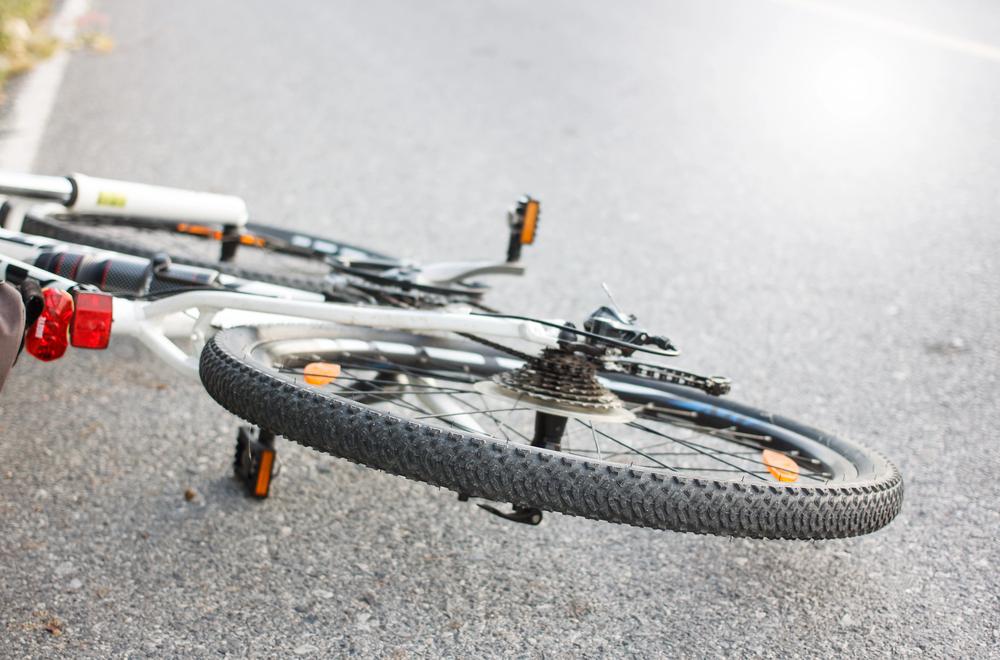 Lawyer assisting Chicago cyclists injured in sideswipe bike crashes.