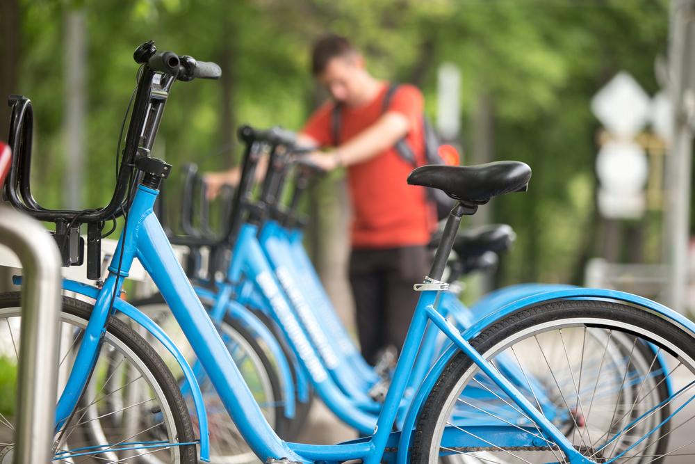 Legal guide for bike rentals in Chicago. Offering advice on rental agreements, safety laws, and accident claims.